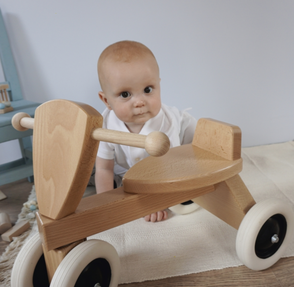 Egmont Toys 700106 – WOODEN SIT AND RIDE